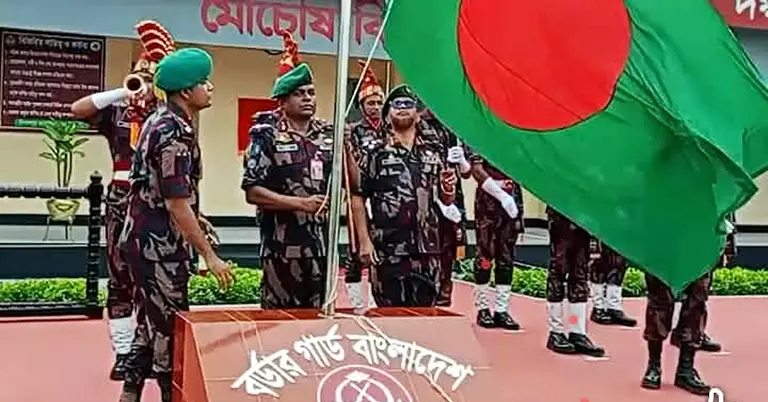 পতাকা উত্তোলনের মুহূর্তে বিজিবির কর্মকর্তারা